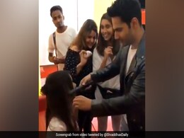 वरुण धवन ने बनाया श्रद्धा कपूर का ऐसा हेयरस्टाइल, एक्ट्रेस बोलीं- छी, क्या है ये...देखें Video वरुण धवन ने बनाया श्रद्धा कपूर का ऐसा हेयरस्टाइल, एक्ट्रेस बोलीं- छी, क्या है ये...देखें Video