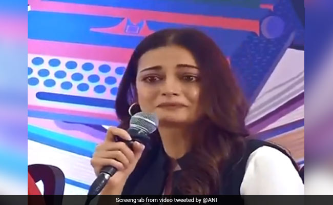 दीया मिर्जा स्टेज पर ही लगीं फूट-फूटकर रोने, जयपुर लिटरेचर फेस्टिवल के दौरान कही ये बात...देखें Video