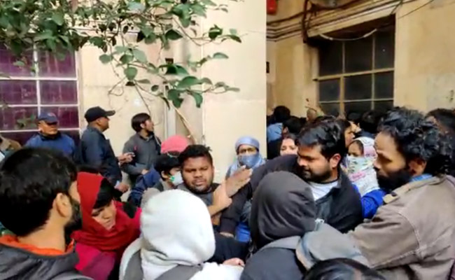 JNU का एक और वीडियो सामने आया, सर्वर रूम के पास झगड़ते दिख रहे दो गुट