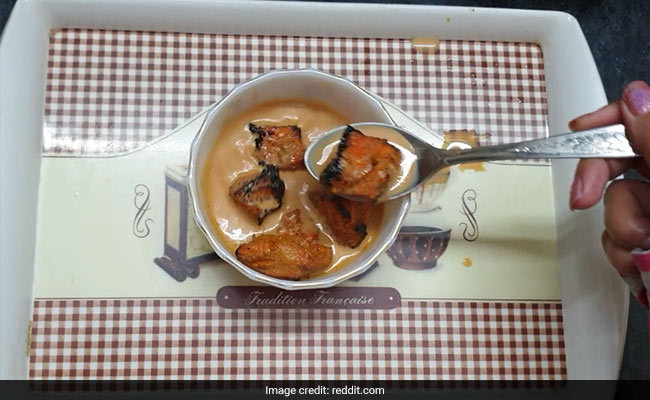 लड़की ने तंदूरी चिकन को चाय में डुबोकर खाया, लोग बोले- 'रहम करो इस दुनिया पर...' देखें Video