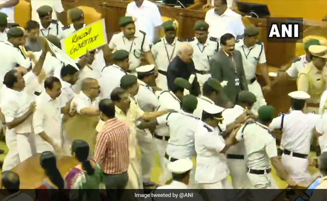 नागरिकता कानून पर केरल विधानसभा में हंगामा: MLAs ने रोका गवर्नर का रास्ता, 'CAA रद्द करो' के दिखाए बैनर, सदन से किया वॉकआउट