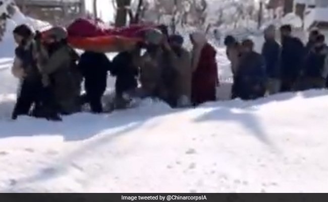 कश्मीर में भारतीय सेना ने गर्भवती महिला को 4 घंटे पैदल चलकर पहुंचाया अस्पताल, तो मशहूर सिंगर का यूं आया रिएक्शन