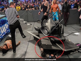 WWE में रोमन रेंस को घसीट-घसीटकर पीटा, इतना मारा कि टूट गई टेबल, देखें पूरा Video WWE में रोमन रेंस को घसीट-घसीटकर पीटा, इतना मारा कि टूट गई टेबल, देखें पूरा Video