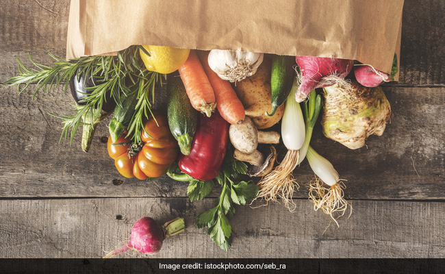 लॉकडाउन में होम डिलीवरी के बाद नोएडा प्रशासन ने तय की फल और सब्जियों की कीमत