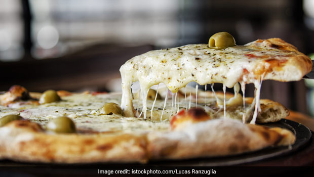 Quick Recipe: Now Bake Pizza Out Of Left Over Naan And Butter Chicken/Paneer