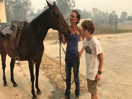 Austrailia Bushfire: धुएं में फंस गई थी मालकिन, घोड़े ने ऐसे बचाई उसकी जान Austrailia Bushfire: धुएं में फंस गई थी मालकिन, घोड़े ने ऐसे बचाई उसकी जान