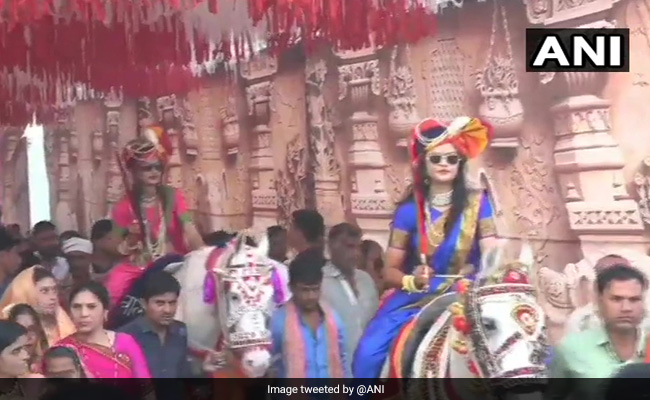 2 Brides, Sisters, Ride Horses To Grooms' Homes In Unique <i>Baaraat</i>