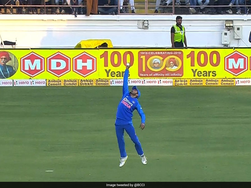 India vs Australia: Manish Pandey Takes One-Handed Stunner To Dismiss David Warner In 2nd ODI. Watch Video