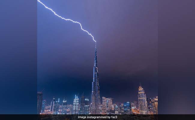 दुनिया की सबसे बड़ी बिल्डिंग Burj Khalifa पर ऐसे गिरी बिजली, देखें Viral Video दुनिया की सबसे बड़ी बिल्डिंग Burj Khalifa पर ऐसे गिरी बिजली, देखें Viral Video