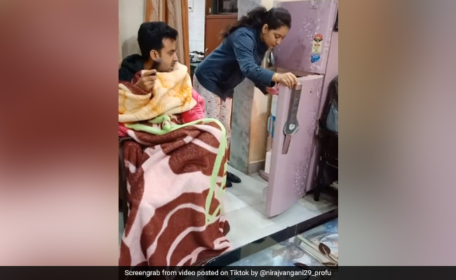 कंबल में बैठकर टीवी देख रहा था पति, पीछे से आई पत्नी और खोल दिया फ्रिज और फिर... देखें Video