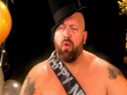 WWE सुपरस्टार ने न्यू ईयर के स्वागत के लिए डायपर पहनकर किया डांस, देखें धमाकेदार Video WWE सुपरस्टार ने न्यू ईयर के स्वागत के लिए डायपर पहनकर किया डांस, देखें धमाकेदार Video