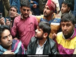 बिहार के कटिहार में कन्हैया कुमार के काफिले पर फेंके गए जूते-चप्पल, 'वापस जाओं' के नारे लगे बिहार के कटिहार में कन्हैया कुमार के काफिले पर फेंके गए जूते-चप्पल, 'वापस जाओं' के नारे लगे