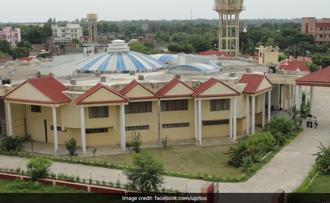 उत्तर प्रदेश राजर्षि टंडन ओपन यूनिवर्सिटी किन्नरों को देगी मुफ्त शिक्षा