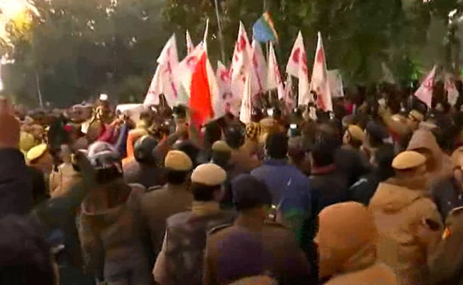 Lathicharge On JNU Students At Protest March In Delhi, Many Detained