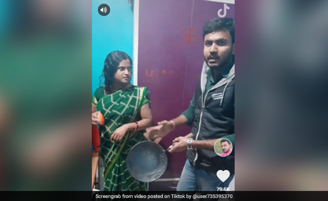 मेकअप कर रही थी पत्नी, तभी पति लेकर आया तवा और बोला - इसका ब्यूटी पार्लर से कोई...देखें मज़ेदार TikTok Video