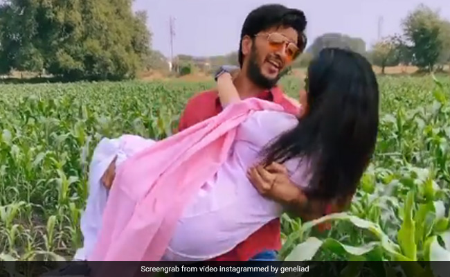 रितेश देशमुख पत्नी जेनेलिया को उठाकर गा रहे थे गाना, तभी बिगड़ा बैलेंस और फिर...देखें Video