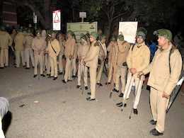 पुलिस देखती रही, स्ट्रीटलाइट बंद कर दी गईं : JNU हिंसा को लेकर उठे कई सवाल पुलिस देखती रही, स्ट्रीटलाइट बंद कर दी गईं : JNU हिंसा को लेकर उठे कई सवाल