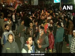 जामिया यूनिवर्सिटी के गेट से शाहीन बाग तक लोगों ने CAA विरोधी मार्च निकाला जामिया यूनिवर्सिटी के गेट से शाहीन बाग तक लोगों ने CAA विरोधी मार्च निकाला