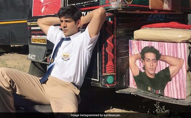 When Kartik Aaryan Tried To Recreate Salman Khan's Pose From <i>Maine Pyar Kiya</I>
