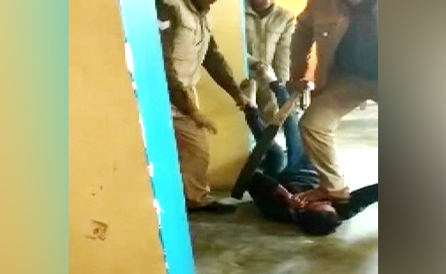 On Camera, 3 UP Cops Pin Supected Phone Thief To Ground, Torture Him