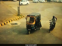 ऑटोवाले ने शादी के लिए जुटाए 2 लाख रुपये, लॉकडाउन में नहीं हो पाई शादी तो ऐसे कर रहा है मजदूरों की सेवा ऑटोवाले ने शादी के लिए जुटाए 2 लाख रुपये, लॉकडाउन में नहीं हो पाई शादी तो ऐसे कर रहा है मजदूरों की सेवा