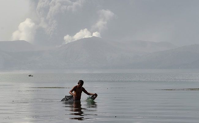 Philippines' Volcano Threat Remains High Despite "Lull"