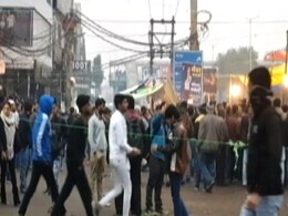 CAA के खिलाफ प्रदर्शन के चलते बंद किए गए कालिंदी कुंज-सरिता विहार मार्ग को खुलवाने के लिए लोग सड़कों पर उतरे CAA के खिलाफ प्रदर्शन के चलते बंद किए गए कालिंदी कुंज-सरिता विहार मार्ग को खुलवाने के लिए लोग सड़कों पर उतरे