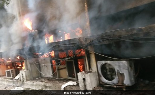 दिल्ली परिवहन विभाग के कार्यालय में लगी आग, फायर बिग्रेड की 10 गाड़ियां मौके पर तैनात