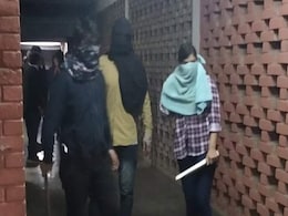 JNU कैंपस में नकाबपोश बदमाशों का हमला, 40 से ज्यादा छात्र और शिक्षक घायल JNU कैंपस में नकाबपोश बदमाशों का हमला, 40 से ज्यादा छात्र और शिक्षक घायल