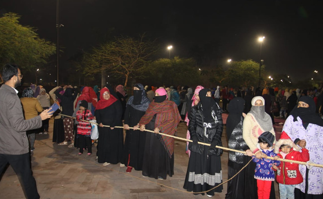 CAA Protest: लखनऊ में बच्चों के साथ धरने पर बैठे परिजनों को सरकार ने भेजे नोटिस, कहा- बच्चों को तुरंत हटाएं, वरना होगा एक्शन