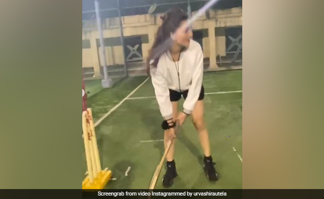 उर्वशी रौतेला ने लगाए ऐसे चौके-छक्के, फैन्स बोले- नया विराट कोहली...देखें Video