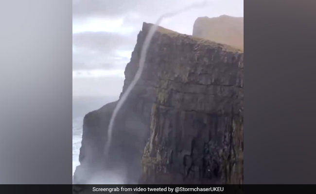 कभी देखा है पानी से भरा बवंडर! VIDEO में देखिए कैसे नीचे से ऊपर दौड़ रहा है पानी