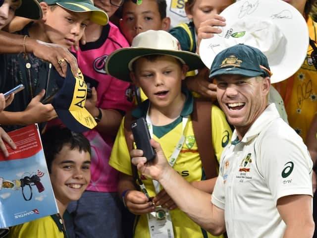 Watch: David Warner Makes Young Fans Day With Brilliant Gesture Watch: David Warner Makes Young Fans Day With Brilliant Gesture