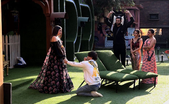 <I>Bigg Boss 13</i> Preview January 28, 2020: Asim Riaz Will Confess His Love For Himanshi Khurana