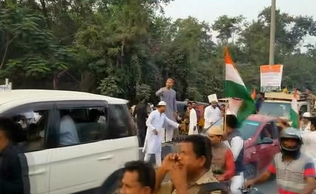 Asaduddin Owaisi Helps Clear Traffic After Rally Against CAA In Hyderabad