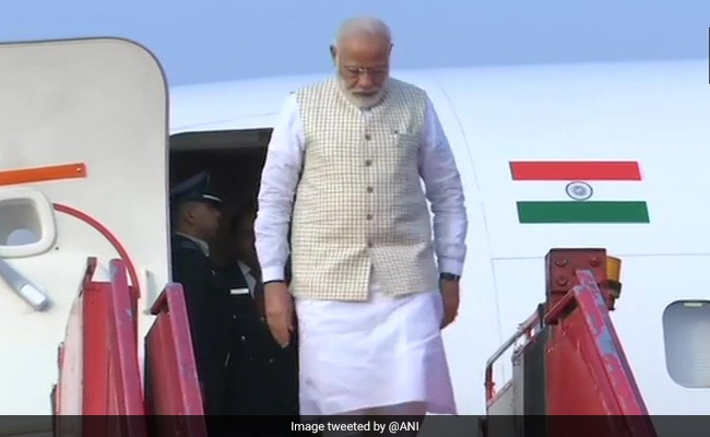 कोलकाता में पीएम नरेंद्र मोदी के दौरे के विरोध में किया गया प्रदर्शन, हवाई अड्डे के बाहर नारेबाजी