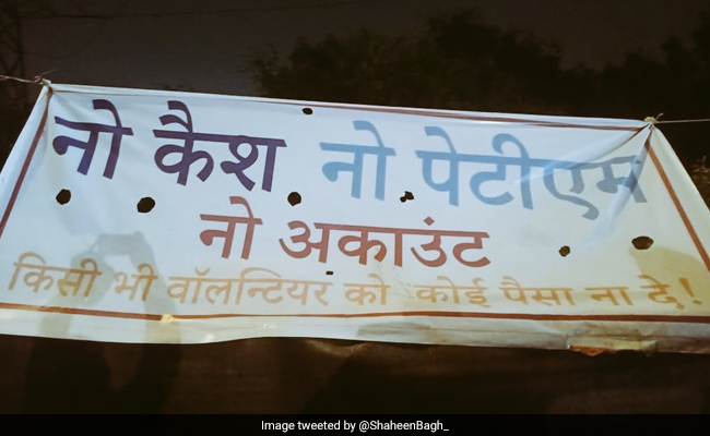 "No Cash, No Paytm" Posters At Shaheen Bagh To Refute Claims Of Paid Protests