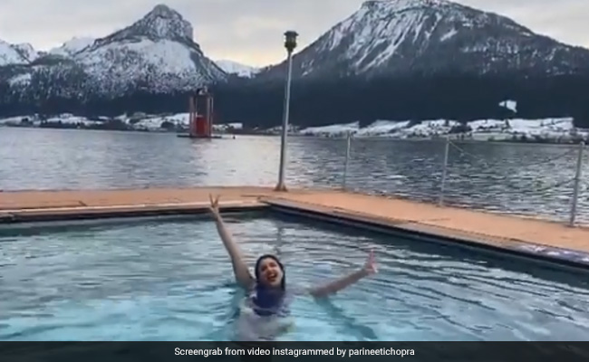 परिणीति चोपड़ा का Video हुआ वायरल, बर्फ से घिरी पहाड़ियों के बीच झील में यूं तैरती आईं नजर