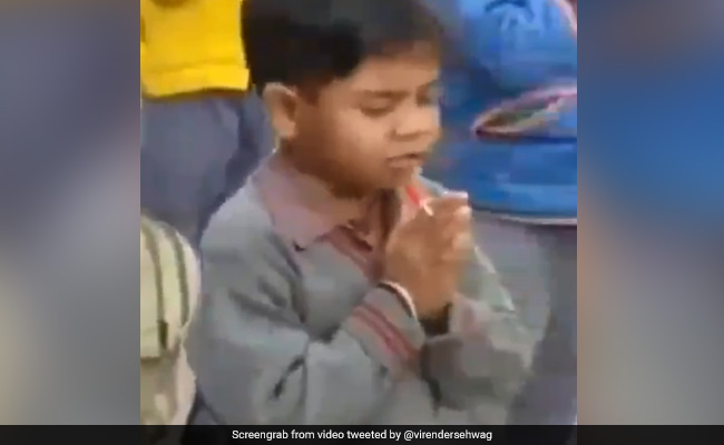 स्कूल में प्रार्थना करते हुए बच्चे ने मजेदार अंदाज में चूसी 'लॉलीपॉप', सहवाग बोले- इसकी हरकत देखकर तो... देखें Video
