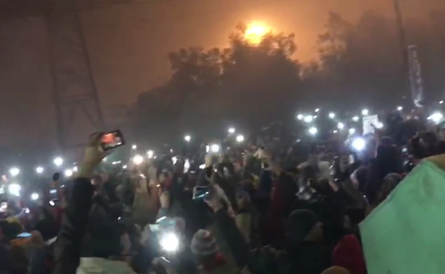 CAA Protest:  शाहीन बाग में आंदोलनकारी महिलाओं ने सड़क पर जन गण मन गाकर किया नए साल का स्वागत