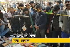 शाहीन बाग में सड़क पर ही खुली लाइब्रेरी शाहीन बाग में सड़क पर ही खुली लाइब्रेरी