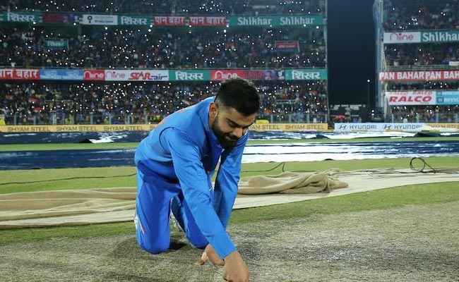 India vs Sri Lanka: विराट कोहली ने चेक की पिच, ट्विटर यूजर्स ने बना डाले इस तरह के मीम्स, जम कर लिए जा रहे मजे