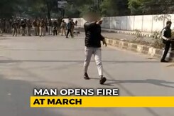 Man Fires At Protesters Near Jamia In Delhi, Shouts <i>"Yeh Lo Aazadi"</i> Man Fires At Protesters Near Jamia In Delhi, Shouts <i>"Yeh Lo Aazadi"</i>