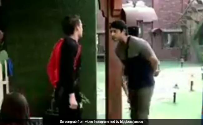 Bigg Boss 13: बिग बॉस में फिर छिड़ी जंग, आसिम रियाज ने सिद्धार्थ को मारा धक्का तो एक्टर ने खोया आपा- देखें Video
