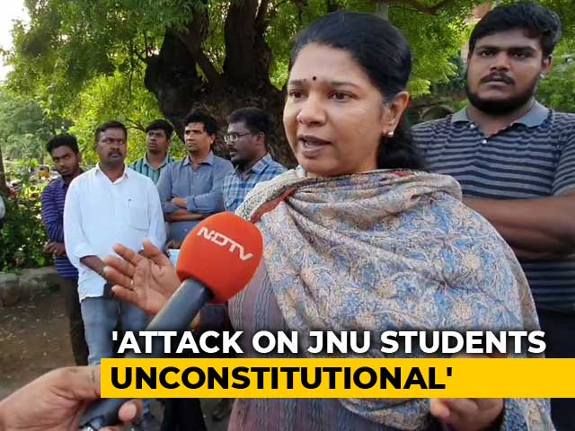 Kanimozhi Joins Protesting Students In Chennai. Expresses Solidarity