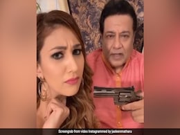 अनूप जलोटा ने जसलीन की कनपट्टी पर रखी बंदूक, बोलीं- 'आप यहां आए किसलिए...' मिला ऐसा जवाब- देखें Video अनूप जलोटा ने जसलीन की कनपट्टी पर रखी बंदूक, बोलीं- 'आप यहां आए किसलिए...' मिला ऐसा जवाब- देखें Video