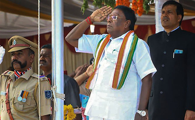 गणतंत्र दिवस समारोह से बीच में उठकर चले गए पुदुच्चेरी के CM, किरण बेदी ने कहा - माफी मांगें