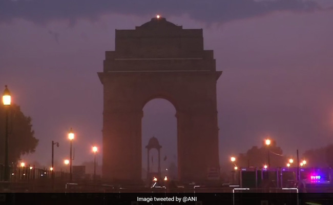 Weather Report: उत्तर भारत के कई शहरों में बारिश और पहाड़ों पर बर्फबारी ने बदला मौसम का मिजाज