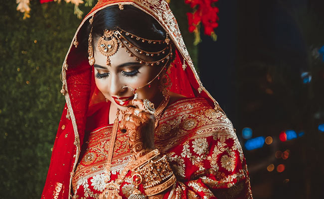 Amazon Sale: These 9 Banarasi <i>Sarees</i> Are Must-Haves In Your Ethnic Closet