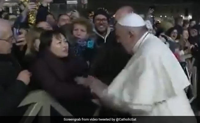 जश्न के दौरान महिला ने जबरन खींचा पोप का हाथ तो मारा थप्पड़, वायरल हुआ Video